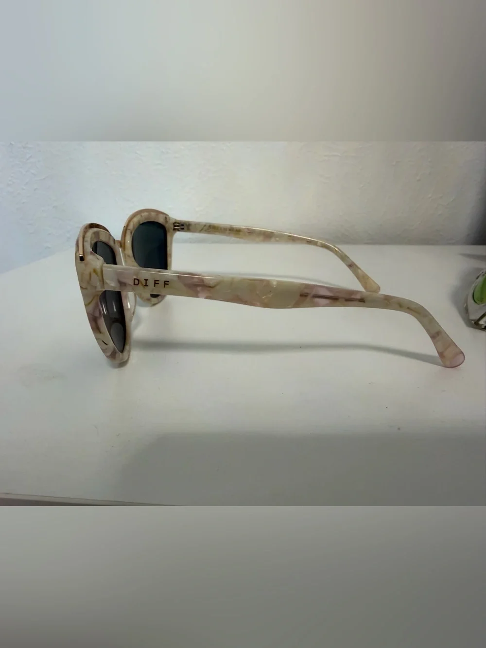 Diff Eyewear Women’s Tortoiseshell Cream Cat-Eye Sunglasses - Black Lenses